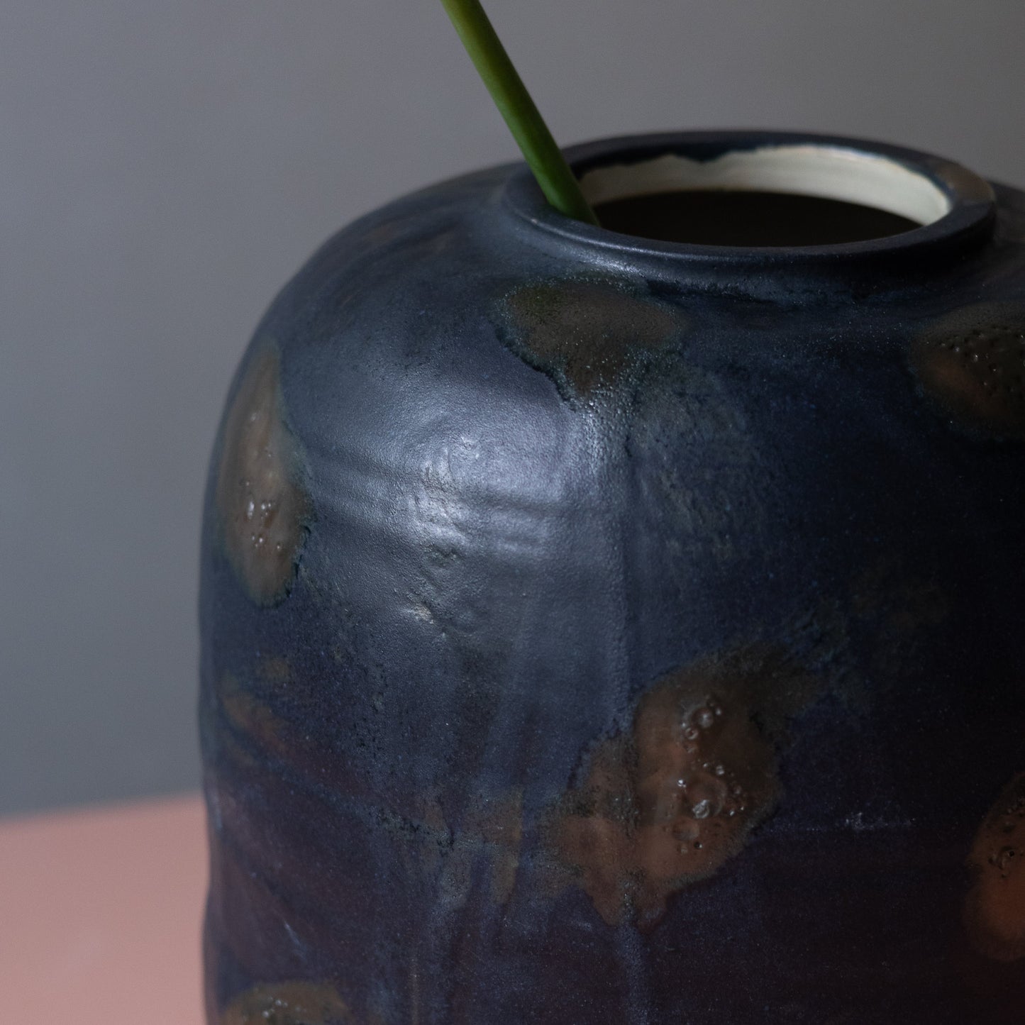Moon Vase Black Pearl
